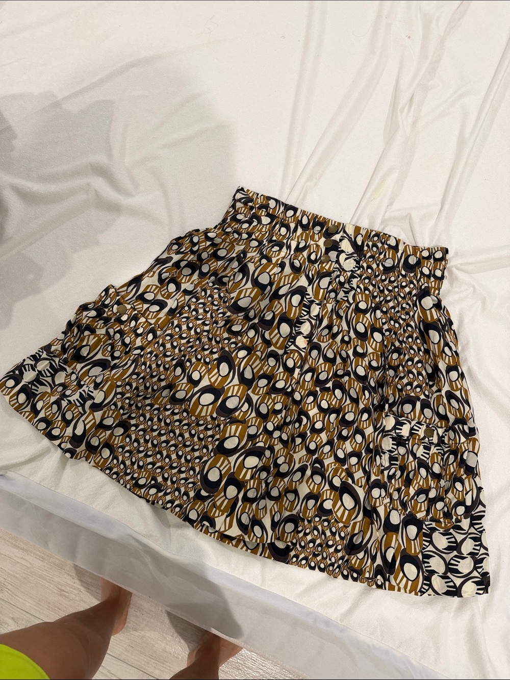 Printed Elastic-Waist Mini Skirt in Black, White & Gold
